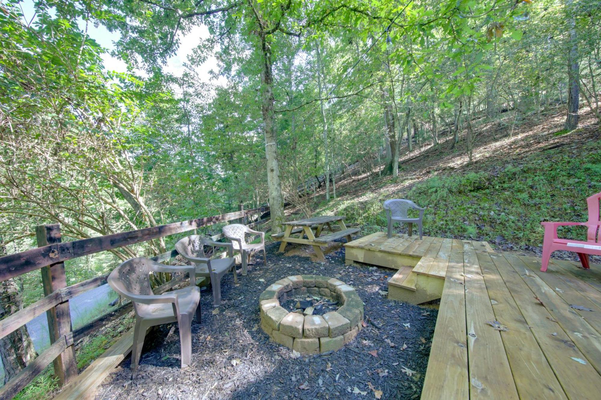 Pet-Friendly Ellijay Cabin In The Woods On 1 Acre! Villa Esterno foto