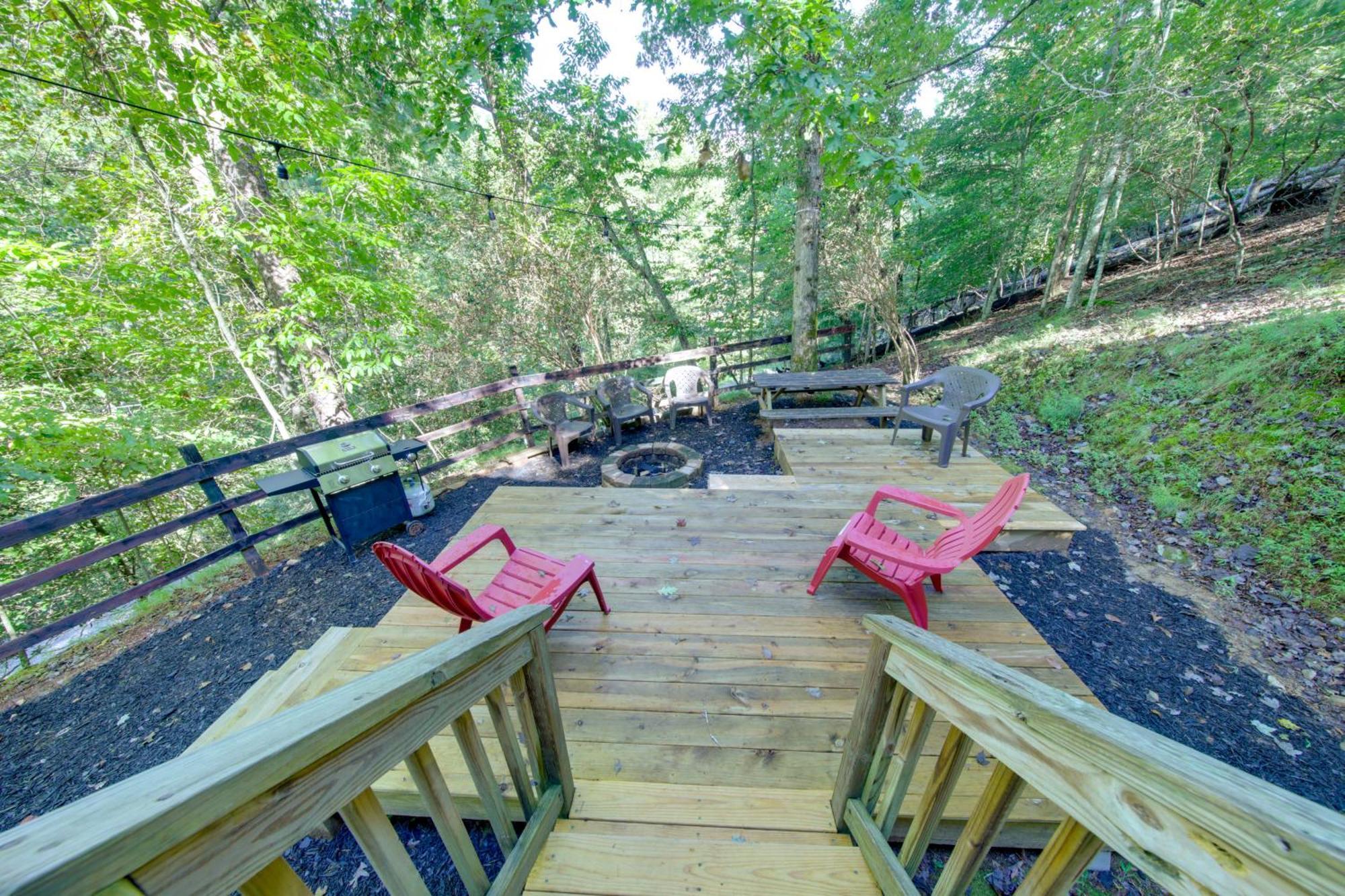 Pet-Friendly Ellijay Cabin In The Woods On 1 Acre! Villa Esterno foto